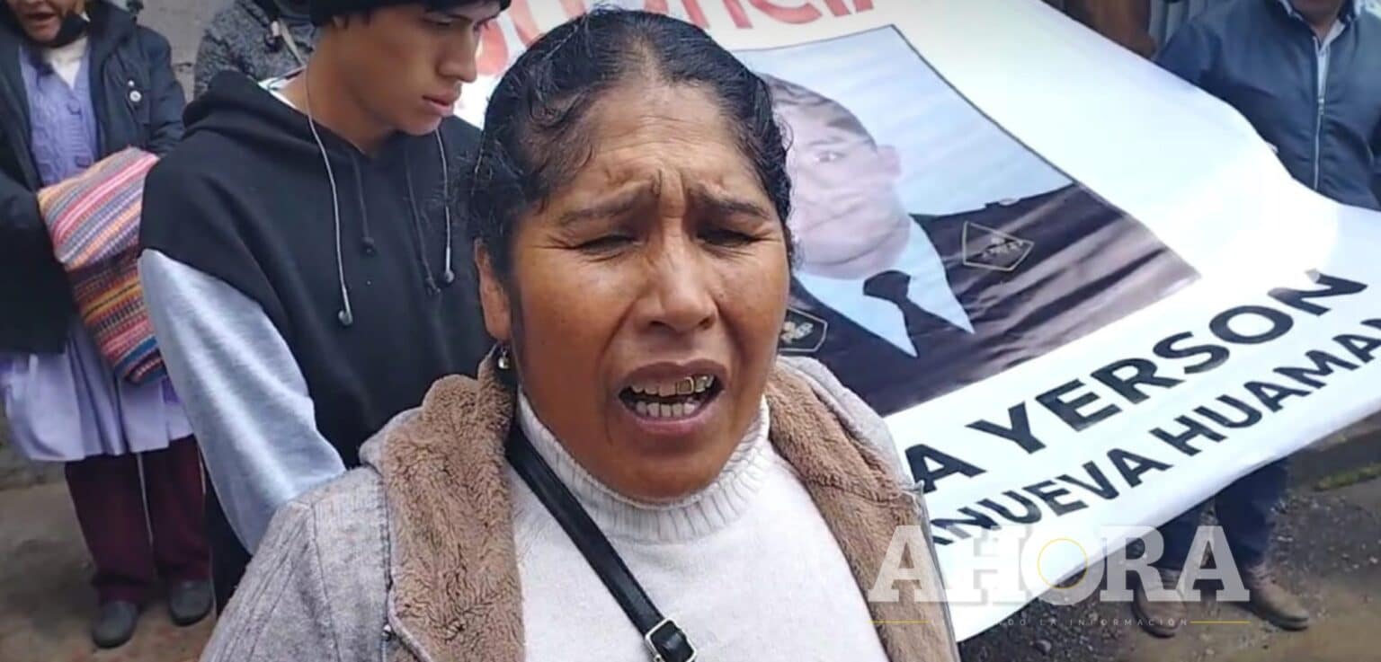 Familiares aseguran que policía implicado en robo es inocente y exigen su libertad