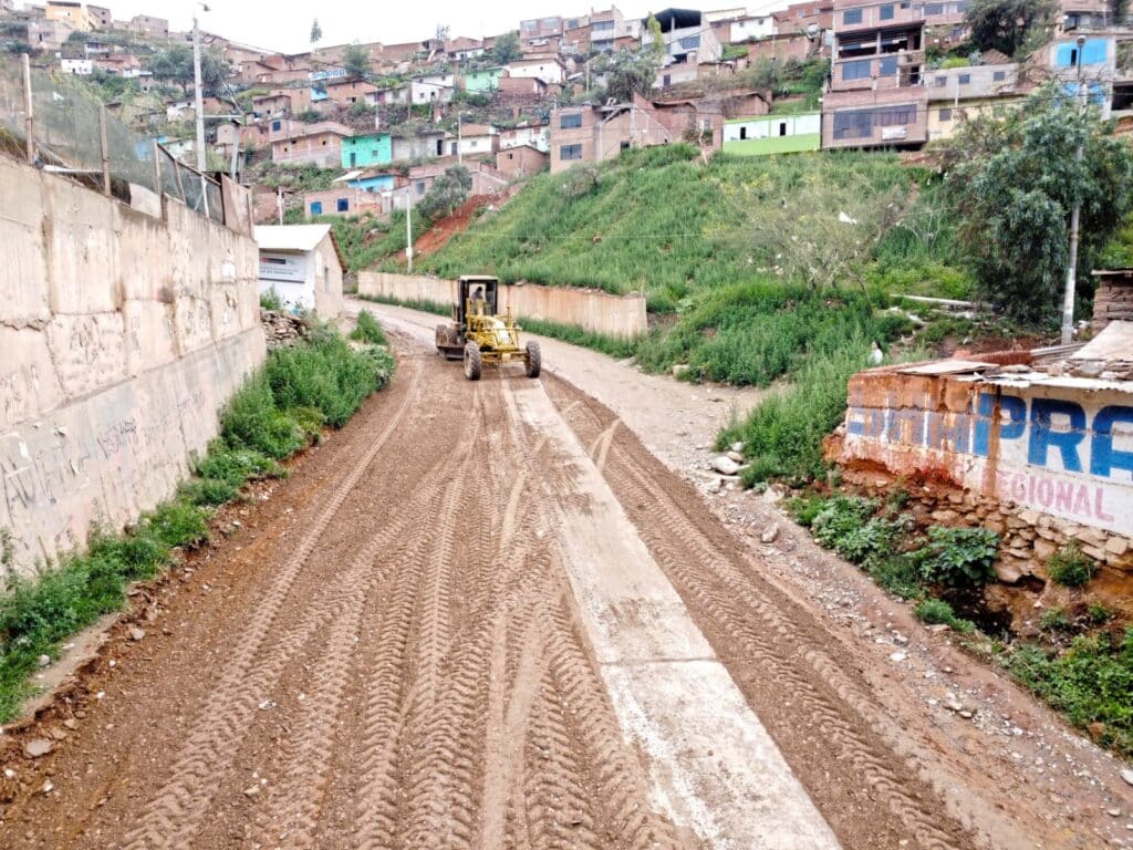 Rehabilitan 1.8 km de carretera en Aparicio Pomares tras fuertes lluvias