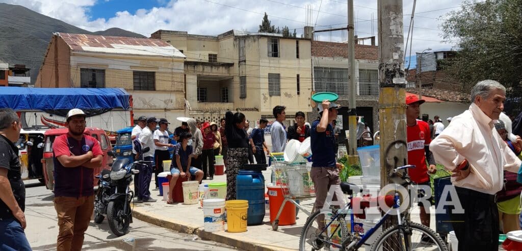 Largas colas para abastecerse de agua en el parque San Pedro de Huánuco