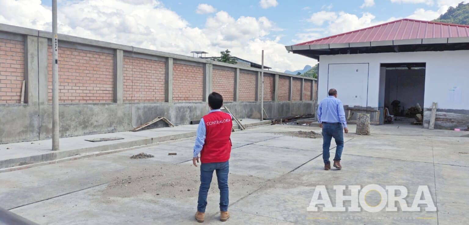 Obra debió de culminarse en febrero de 2022 La Contraloría General de la República identificó que el Gobierno Regional de Huánuco pagó más de S/1.6 millones al Consorcio Hospitalario Castillo por trabajos que no se hicieron en la construcción del centro de salud de la localidad de Castillo Grande. Por ello el Gobierno Regional de Huánuco fue notificado por la Contraloría para que implemente las acciones correctivas necesarias para garantizar la culminación de la obra postergada desde setiembre de 2022, fecha en que debió culminarse. La entidad fiscalizadora precisó que «la aprobación de valorizaciones con partidas no ejecutadas podría conllevar a un posible perjuicio económico en contra del Gobierno Regional de Huánuco». Esto se registra en Informe de Control Concurrente n.° 003-2023-OCI/5339-SCC. El texto precisa que el supervisor de obras dio conformidades mensuales por trabajos no realizados. Allí se identificó la no instalación de faroles o estructuras metálicas en los corredores. Tampoco se instaló el grupo electrógeno y las barandas metálicas. Además, no se colocaron rejillas para el canal de evacuación de las aguas pluviales y el equipamiento médico es inexistente. Un aspecto preocupante es que la obra no tiene acceso a un sistema de desagüe porque en la zona no existen redes de alcantarillado. DAto: El monto de partidas no ejecutadas aprobadas por el supervisor se eleva a S/1 648 603. A esto se añade que la obra cuenta con una inversión total de S/ 21 millones. Cabe destacar que la obras hoy en día está paralizada y su avance físico solo llega al 44.1 %.