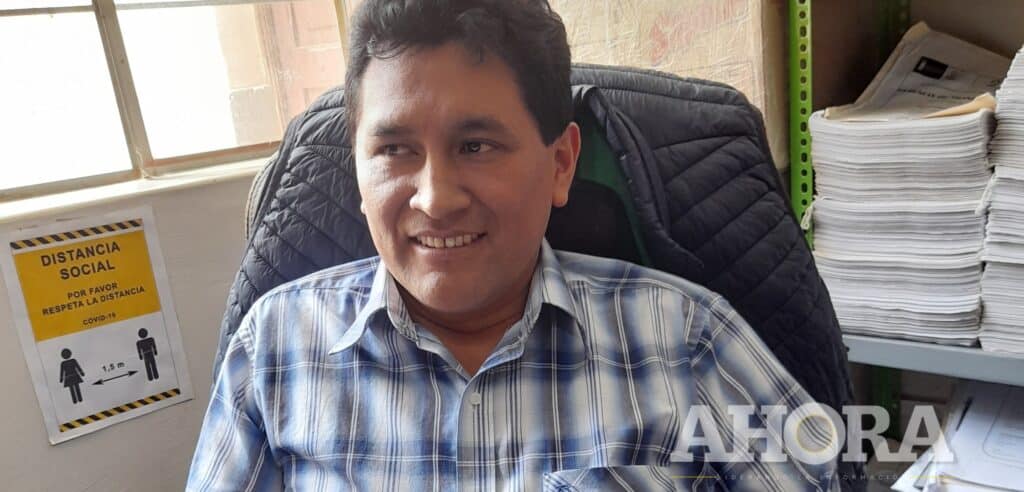 El gerente municipal de Transportes y Comunicaciones, Teófilo Loarte informó que desde hoy se comenzará a liberar las zonas rígidas de la ciudad. Indicó que hay resistencia respecto al cumplimiento de las leyes en la ciudad. “Acá mayormente es cultura, porque los transportistas, el comercio ambulatorio y la gente están sujetos a las sanciones y decomisos, y en eso vamos a trabajar hasta enseñarle”, dijo. En torno a la carga y descarga, explicó que el horario es a partir de las 9 de la noche, donde los vehículos de carga pesada pueden ingresar, sin embargo, resaltó que, durante el día, desde las 5 hasta las 9 está prohibido. “En cambio, los vehículos de menos carga pueden distribuir en otros horarios que son congestionados y pueden hacer la distribución”, indicó Teófilo Loarte. Por otro lado, indicó que de acuerdo a la ordenanza 02-2023, están suspendidas las concesiones para nuevos paraderos. “Es una decisión política importante”, refirió Loarte.