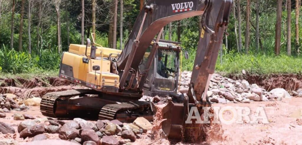 Envía maquinarias para descolmatar ríos Entáz y Oyón tras lluvias torrenciales