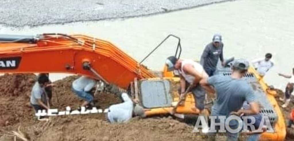 Maquinista sobrevivió tras ser sepultado por un huaico en Oxapampa