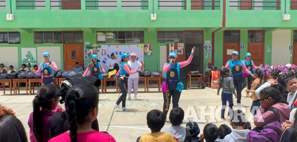 Policías donan útiles escolares en Pachitea