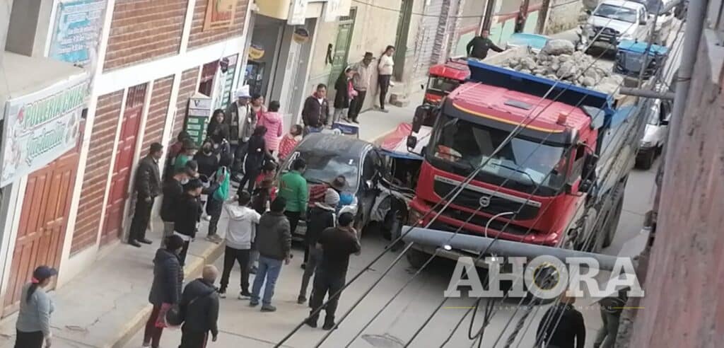 Mototaxista salió ileso tras ser arrastrado por un volquete en La Unión