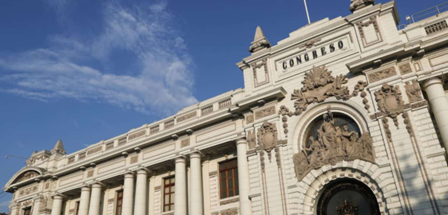 Denuncian que fiscales no usaban chalecos tras allanar oficinas del Congreso