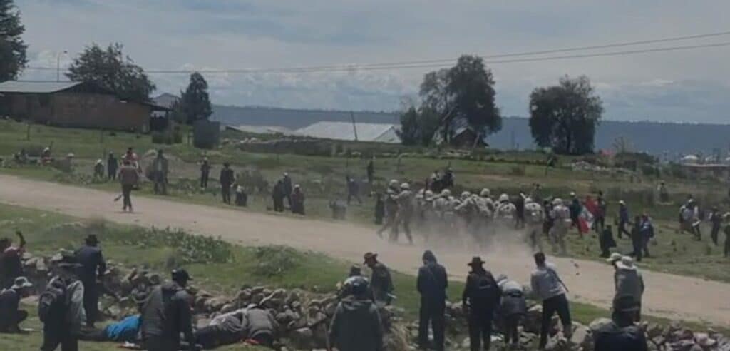 Puno: Ataque de turba obligó a los soldados a cruzar el río Ilave