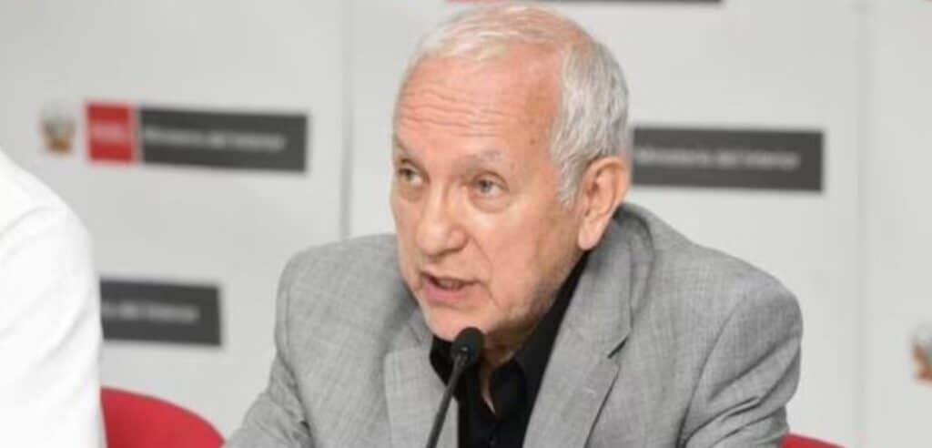 Denuncian penalmente a ministro Becerra por presunta discriminación contra mujeres aimaras