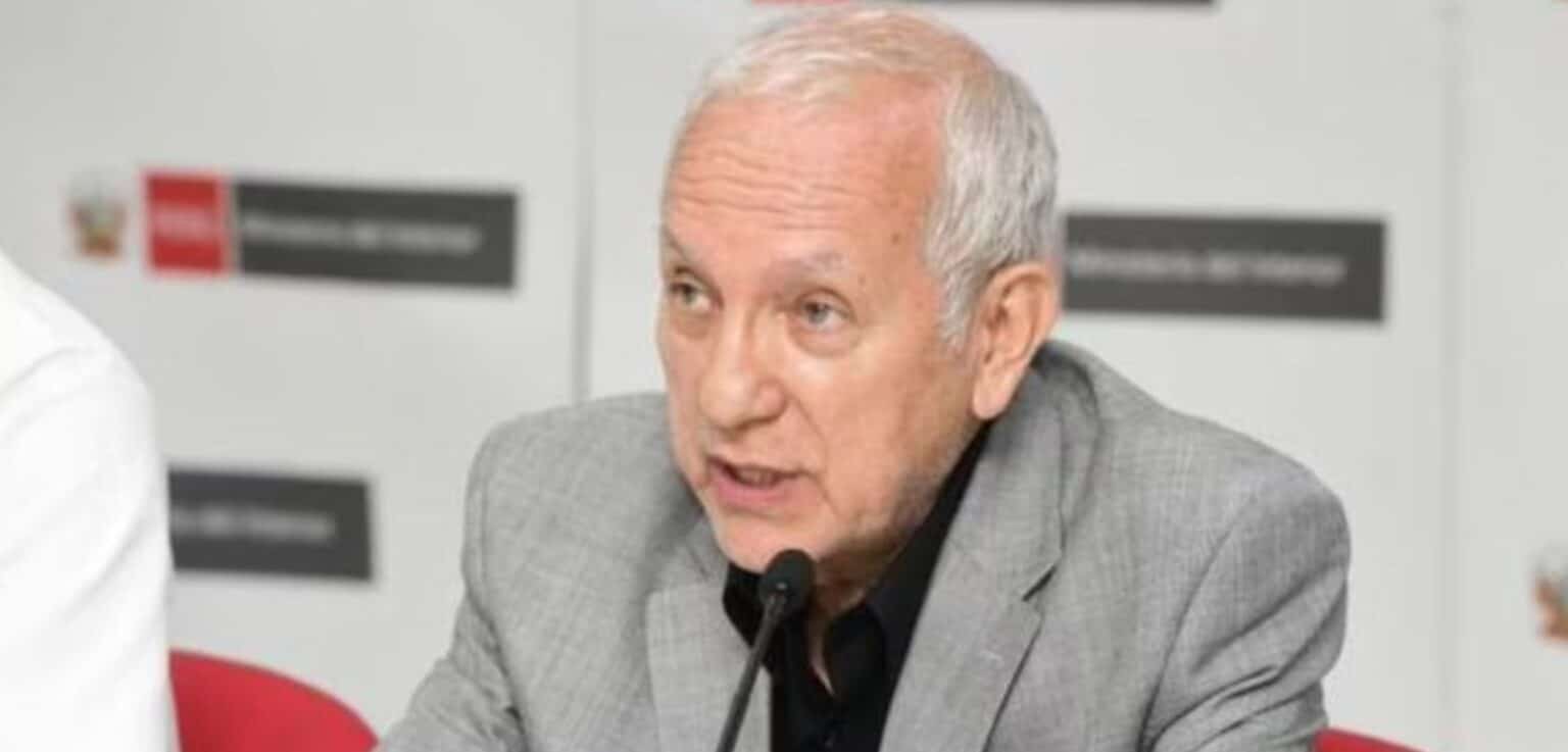 Denuncian penalmente a ministro Becerra por presunta discriminación contra mujeres aimaras