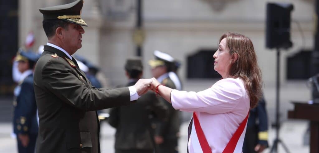 Dina Boluarte recibió bastón de mando como jefa suprema de FF.AA. y PNP