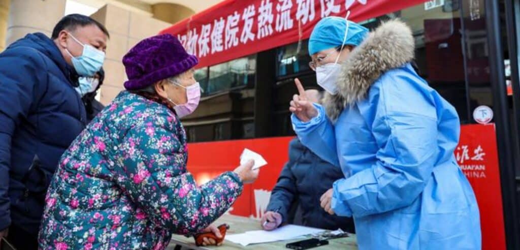 OMS afirma que China posee información secreta sobre el origen del COVID-19