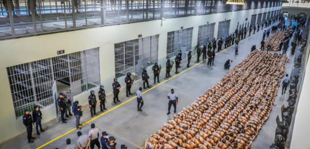 Bukele intensifica su guerra contra las pandillas pese a críticas internacionales