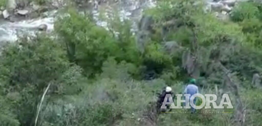 Conductor se salva de morir tras caer con su automóvil por una pendiente