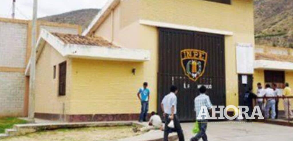 Encierran a sujeto que fue detenido con réplica de arma, celulares y moto robada