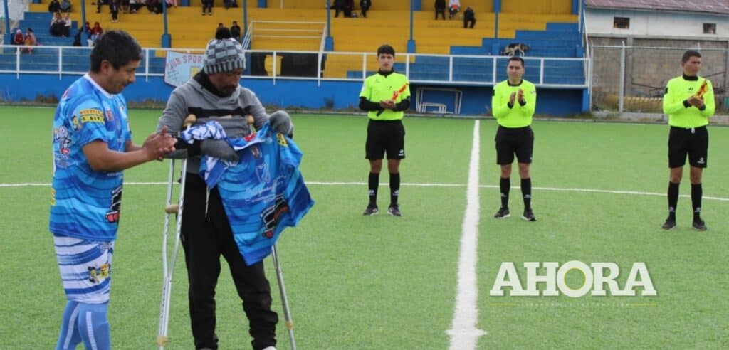En Cerro de Pasco homenajearon a exfutbolista con discapacidad