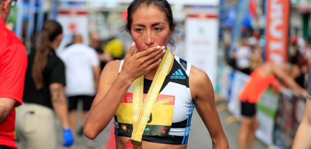Thalía Valdivia logra medalla de plata en media maratón de Puerto Rico