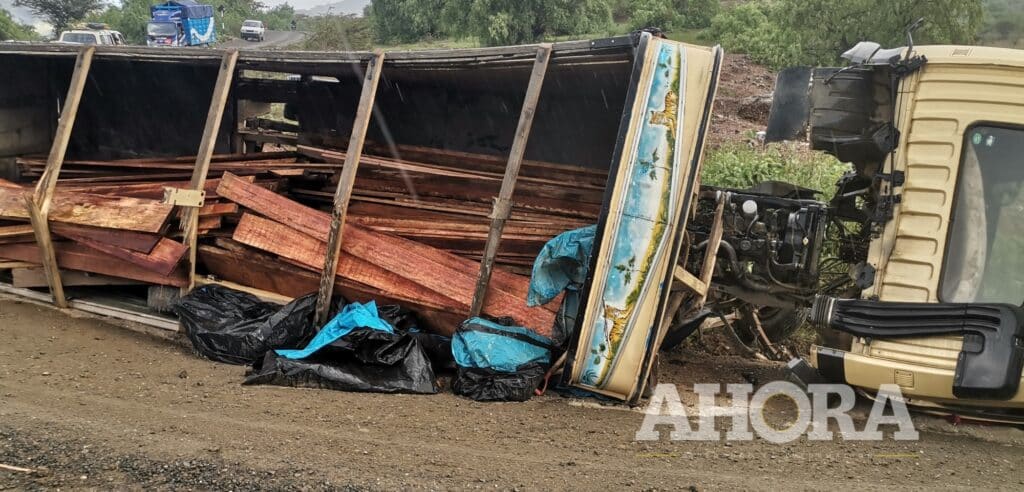 Ayudante muere tras ser aplastado por camión cargado de madera