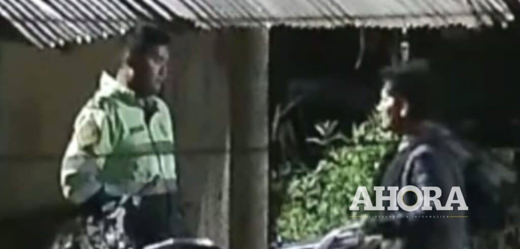 Cámaras de seguridad captan a policía recibiendo supuesta coima de ladrón