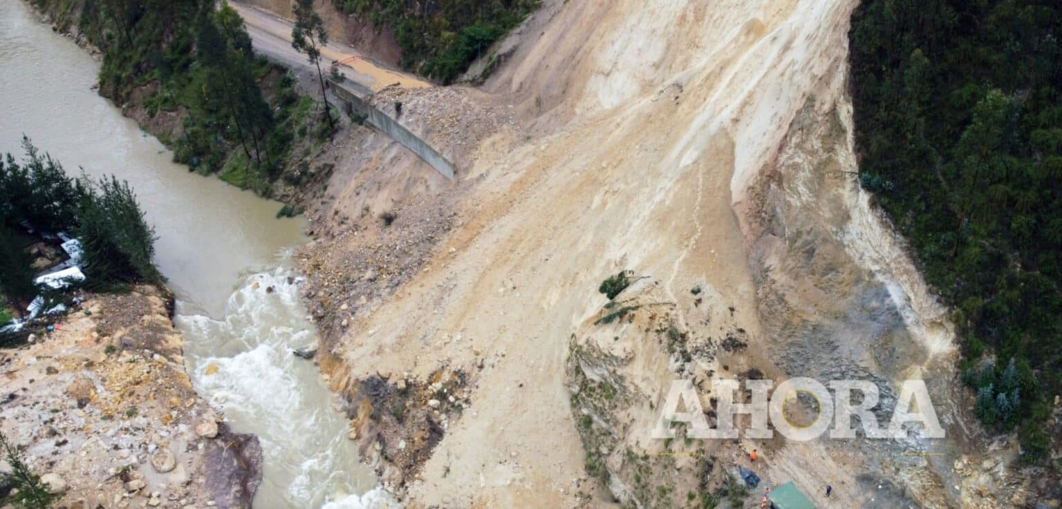Autoridades exigen a CR20 limpieza de vía interrumpida por derrumbe