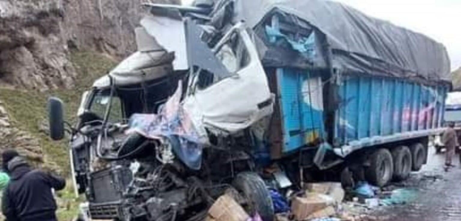 Yancarlo Enil Huamán Casas (21) y Reinhard Echevarría Bravo (49) perdieron la vida tras protagonizar una violenta colisión de bus interprovincial “Tumi de Oro” y el camión cargado de abarrotes, que conducían.