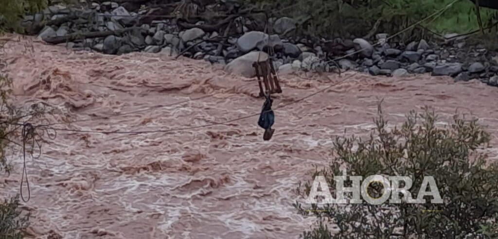 Mujer y su hija de 3 añitos desaparecen tras caer al río Higueras
