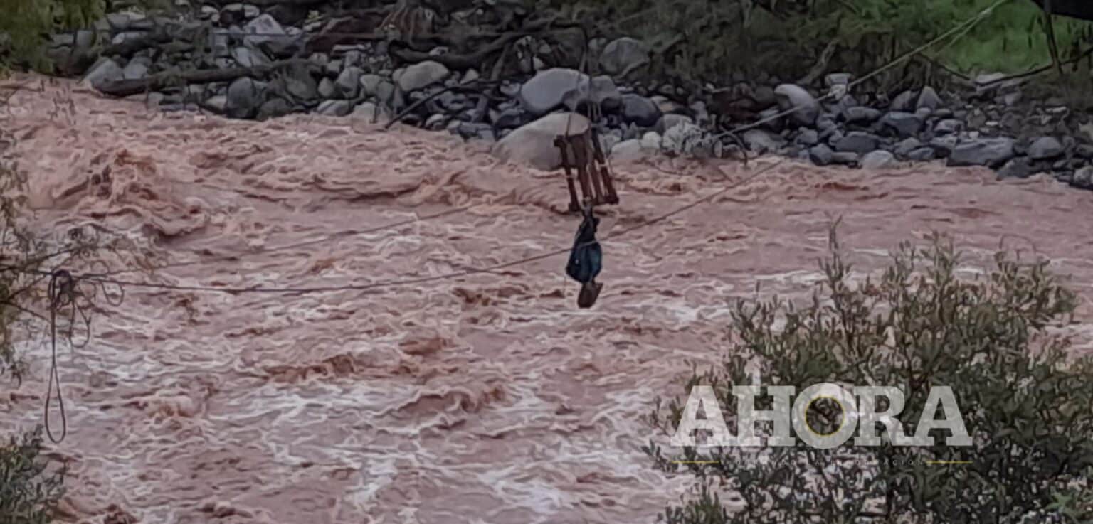 Mujer y su hija de 3 añitos desaparecen tras caer al río Higueras