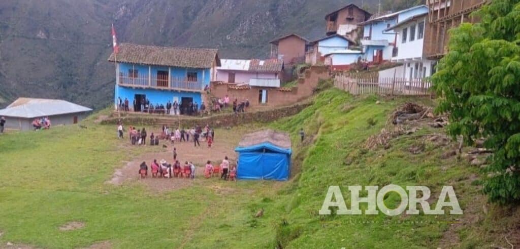 Huamalíes: Niños iniciaron año escolar en aulas construidas con palos y plásticos