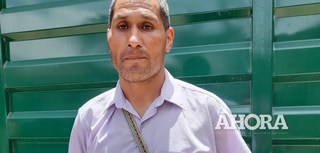 Alumnos del colegio de Santa Elena escuchan clases en domicilios y lugares prestados