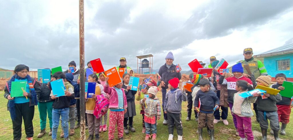 Policías continúan entregando útiles escolares a escolares más necesitados