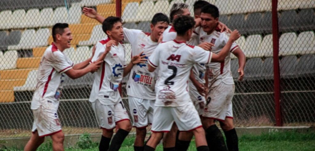 León de Huánuco goleó y es único líder de la liga
