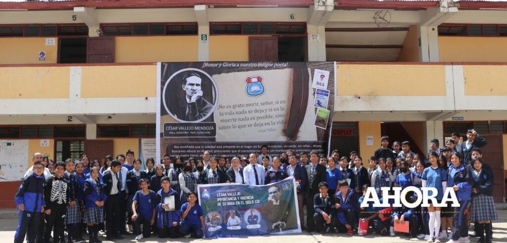 Ponentes, escritores y alumnos participaron en conversatorio sobre César Vallejo