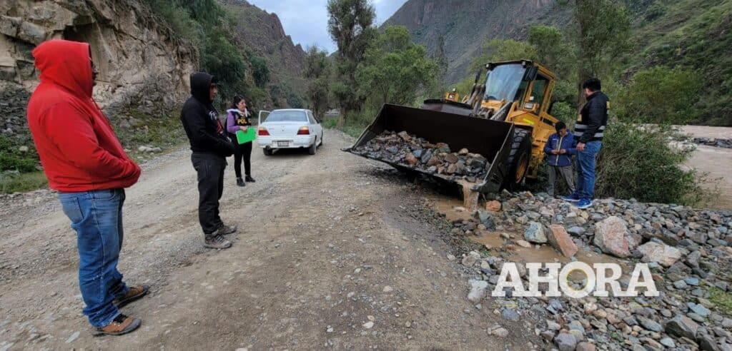 Policías incautan cargador frontal y zaranda por delito ambiental