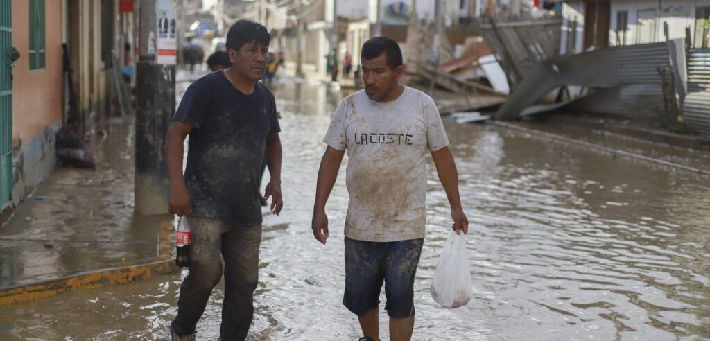 Podrían suspender cobros de luz y agua para afectados por lluvias y huaicos