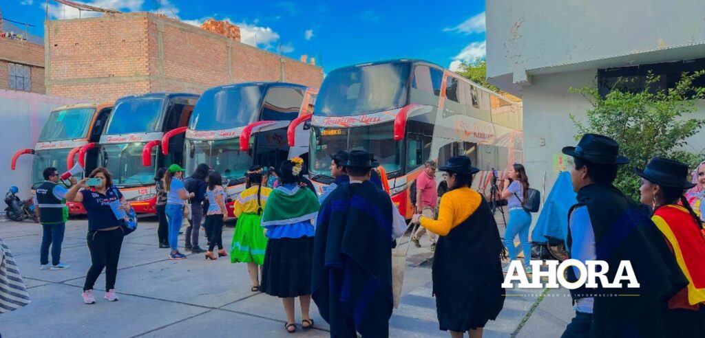 Con música, danza y bocaditos, turistas fueron recibidos en Huánuco