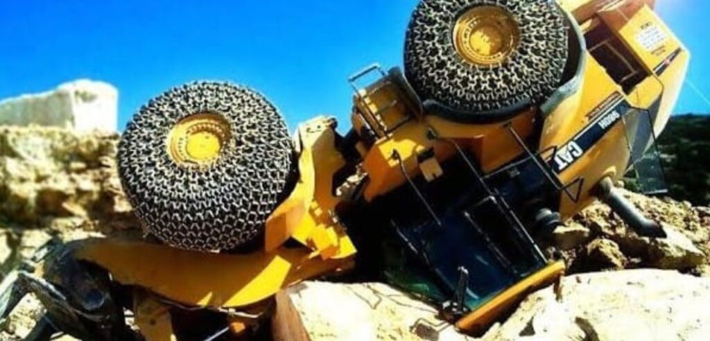 Accidente laboral en Lucmapampa: Maquinaria pesada se desbarranca en obra de carretera