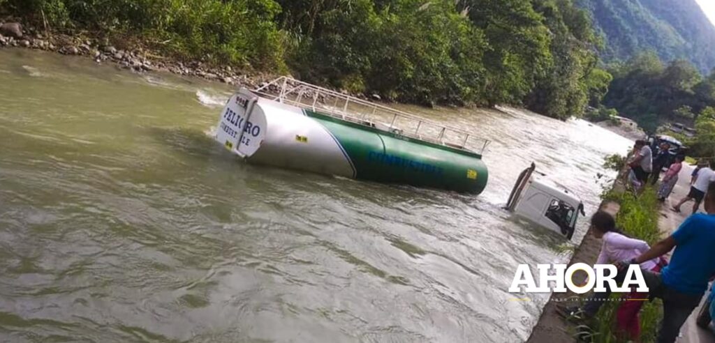 Alertan de contaminación: Cisterna de combustible cayó al río Huallaga