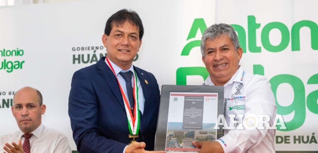 El alcalde de Amarilis, Roger Hidalgo Panduro, entregó personalmente el expediente técnico de la obra de construcción del moderno Mercado de Paucarbamba al gobernador regional de Huánuco, Antonio Pulgar.
