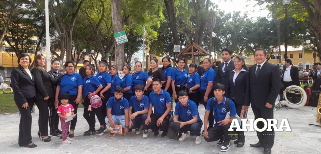 Docentes y alumnos de nueve colegios Cebas desfilaron en la Plaza de Armas de Huánuco