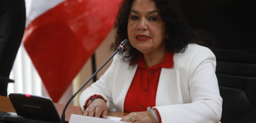 Denuncian a congresista María Acuña de también recortar sueldo de sus trabajadores