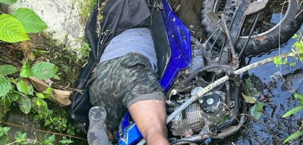 Pobladores fueron a recoger agua y descubren cadáver de motociclista dentro de acequia