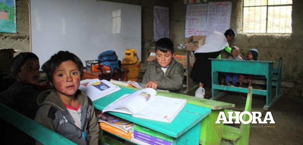 Churubamba: Alumnos del colegio n° 32016 estudian en local de adobe y madera