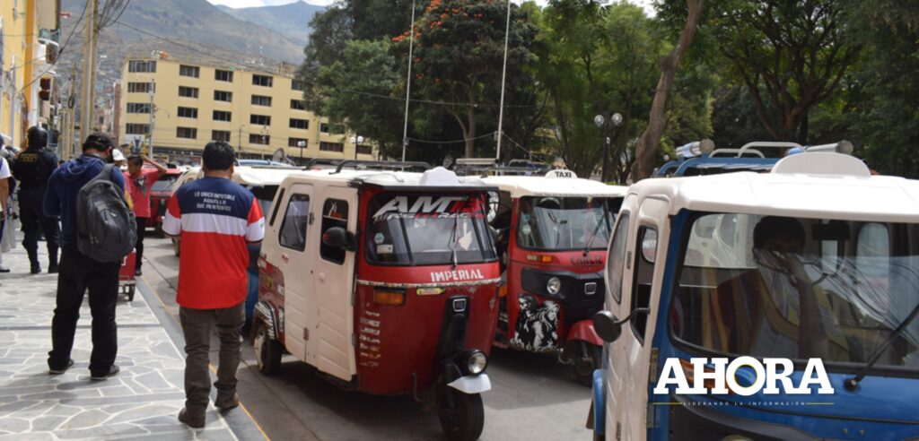 Bajateros tendrá que pintar sus placas y registros en los techos de sus vehículos