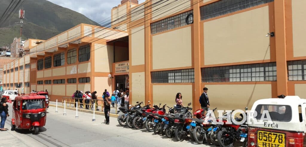 Piden multar a policías que mantienen bloqueado los exteriores del colegio Hermilio Valdizán