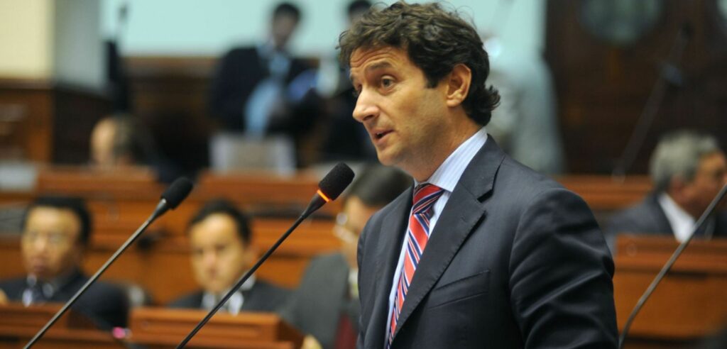 Renovación Popular pagó S/250 mil a Renzo Reggiardo por “entrenamiento motivacional”