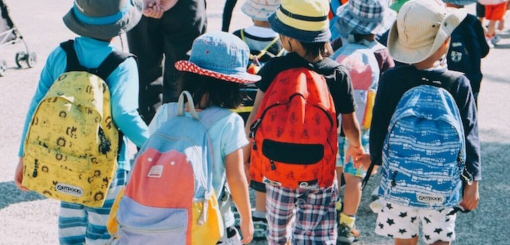 ¿Cómo influyen los uniformes escolares en el rendimiento académico de los estudiantes?