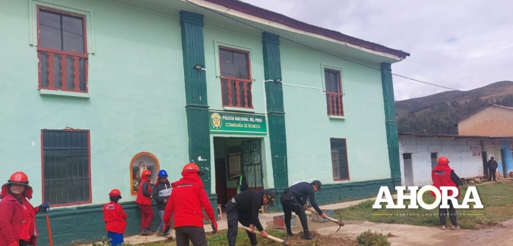 Con picos y palas, policías limpiaron las calles de Rondos