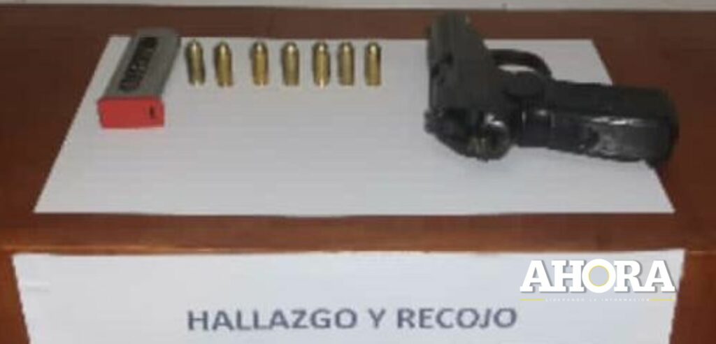Hallan pistola abastecida con municiones arrojada en el piso