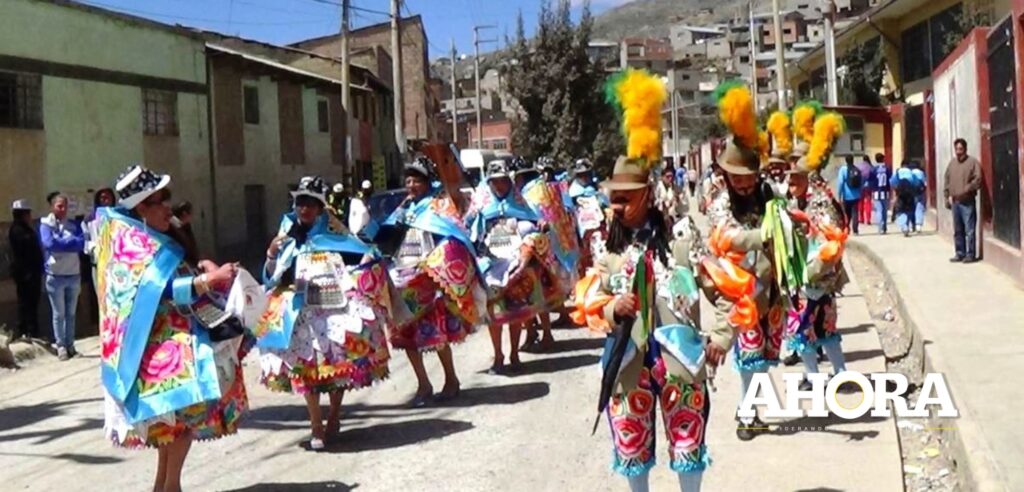 Con bombardas, castillos de fuegos artificiales y música, Cerro de Pasco celebra las fiestas de las Cruces de Mayo