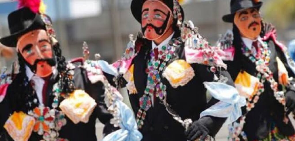 Fiestas de las Cruces de Mayo llenan de color, tradición y alegria a Cerro de Pasco