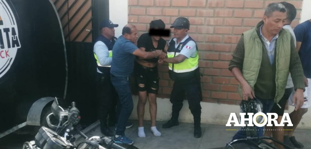 Adolescente asalta con cuchillo a arquitecta y vecinos lo atrapan huyendo
